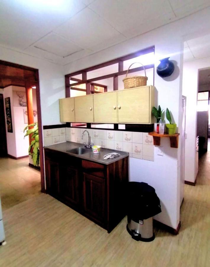 Airport Traveler'S Home. Alajuela Exterior foto